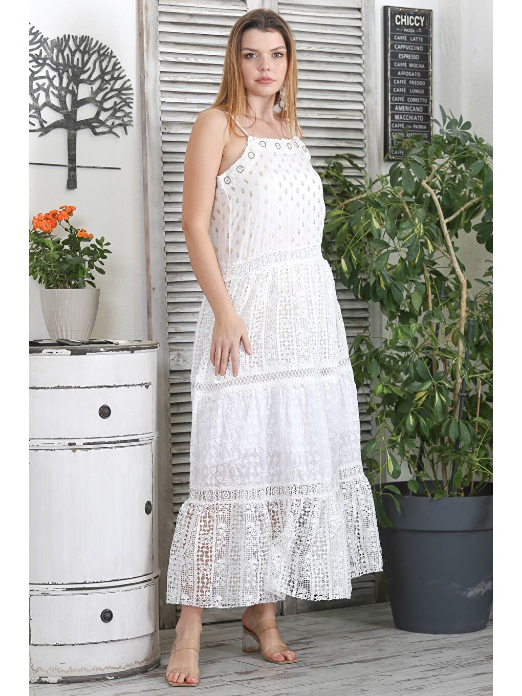 Beyaz Askılı Astarlı Eteği Fırfırlı Dantelli Dokuma Tasarım Elbise-6