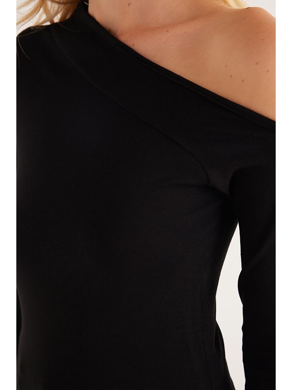 Kadın Standart Fit Asimetrik Yaka Viskon Siyah Bluz-2