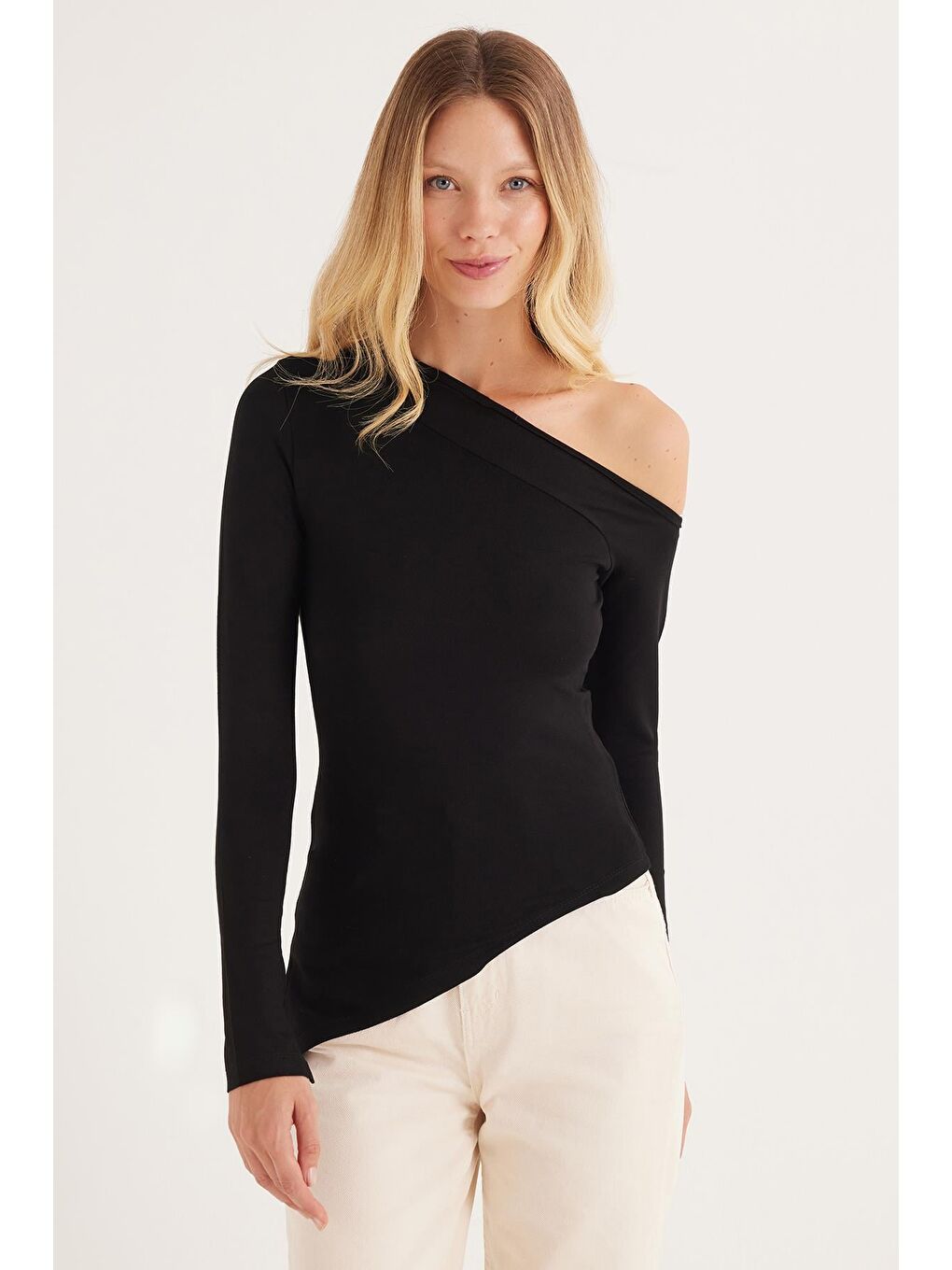 Kadın Standart Fit Asimetrik Yaka Viskon Siyah Bluz-4