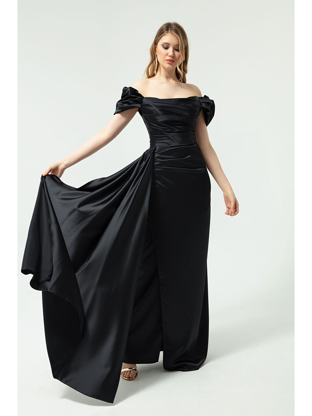Kadın Siyah Kayık Yaka Kuyruklu Uzun Saten Abiye & Mezuniyet Elbisesi