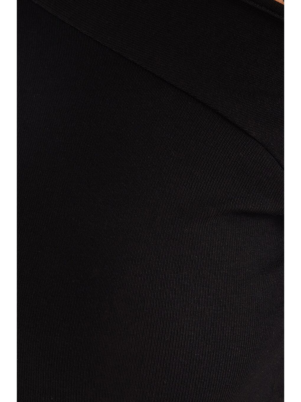 Kadın Standart Fit Asimetrik Yaka Viskon Siyah Bluz-5