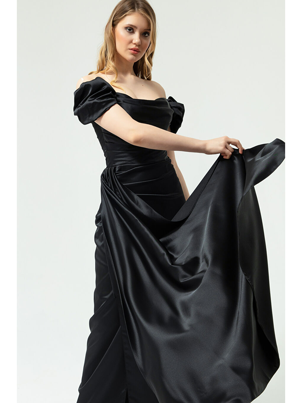 Kadın Siyah Kayık Yaka Kuyruklu Uzun Saten Abiye & Mezuniyet Elbisesi-2