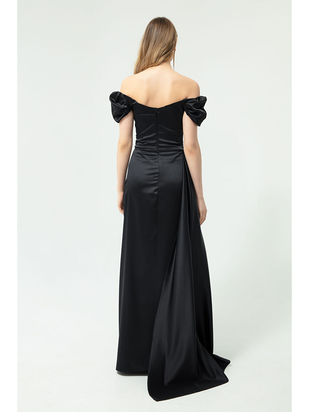 Kadın Siyah Kayık Yaka Kuyruklu Uzun Saten Abiye & Mezuniyet Elbisesi-4
