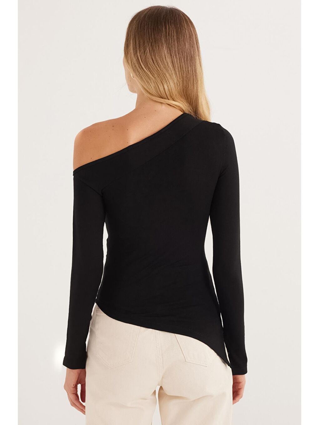 Kadın Standart Fit Asimetrik Yaka Viskon Siyah Bluz-6