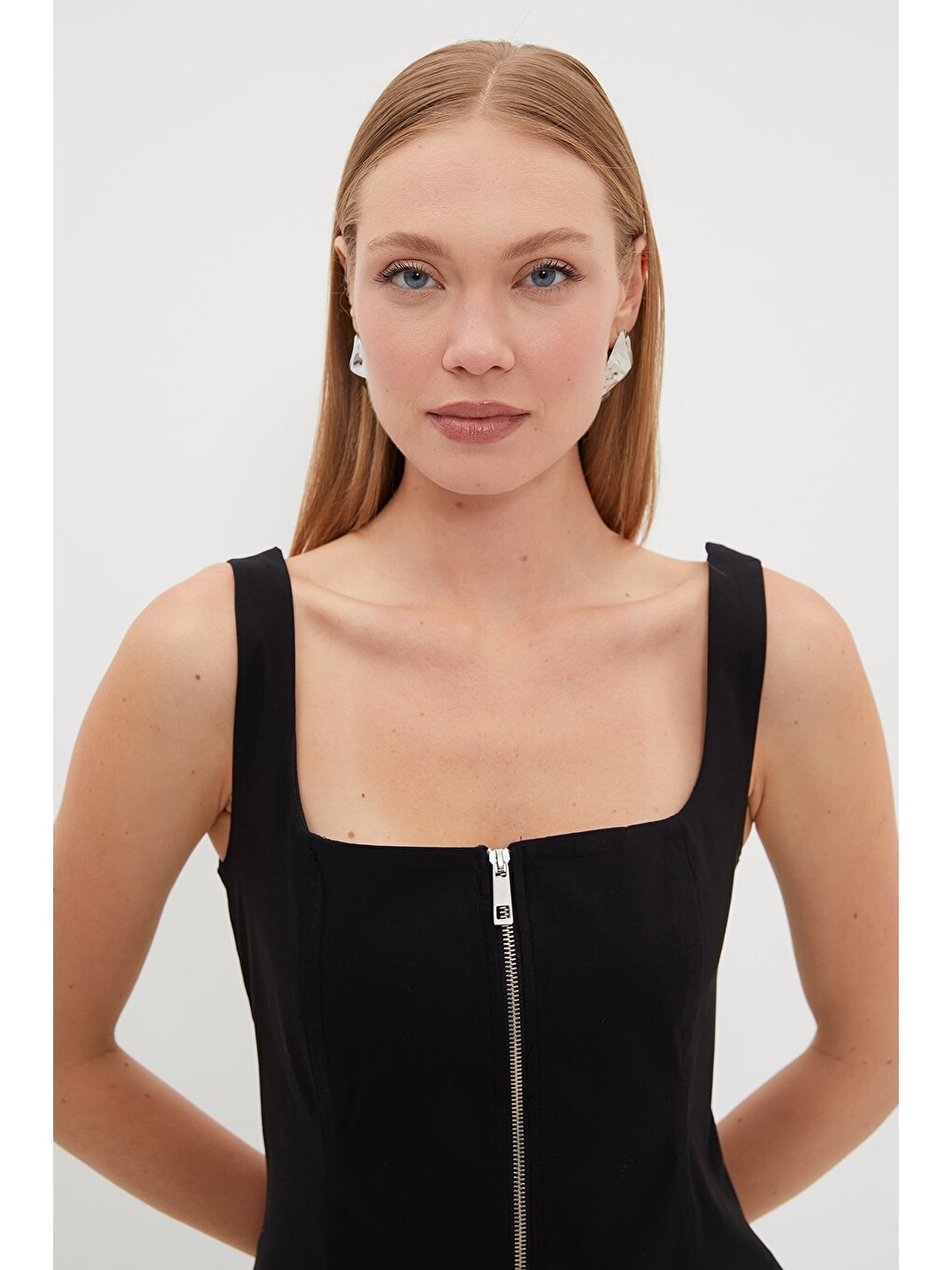 Siyah Fermuarlı Kalın Askılı Peplum Bluz-3