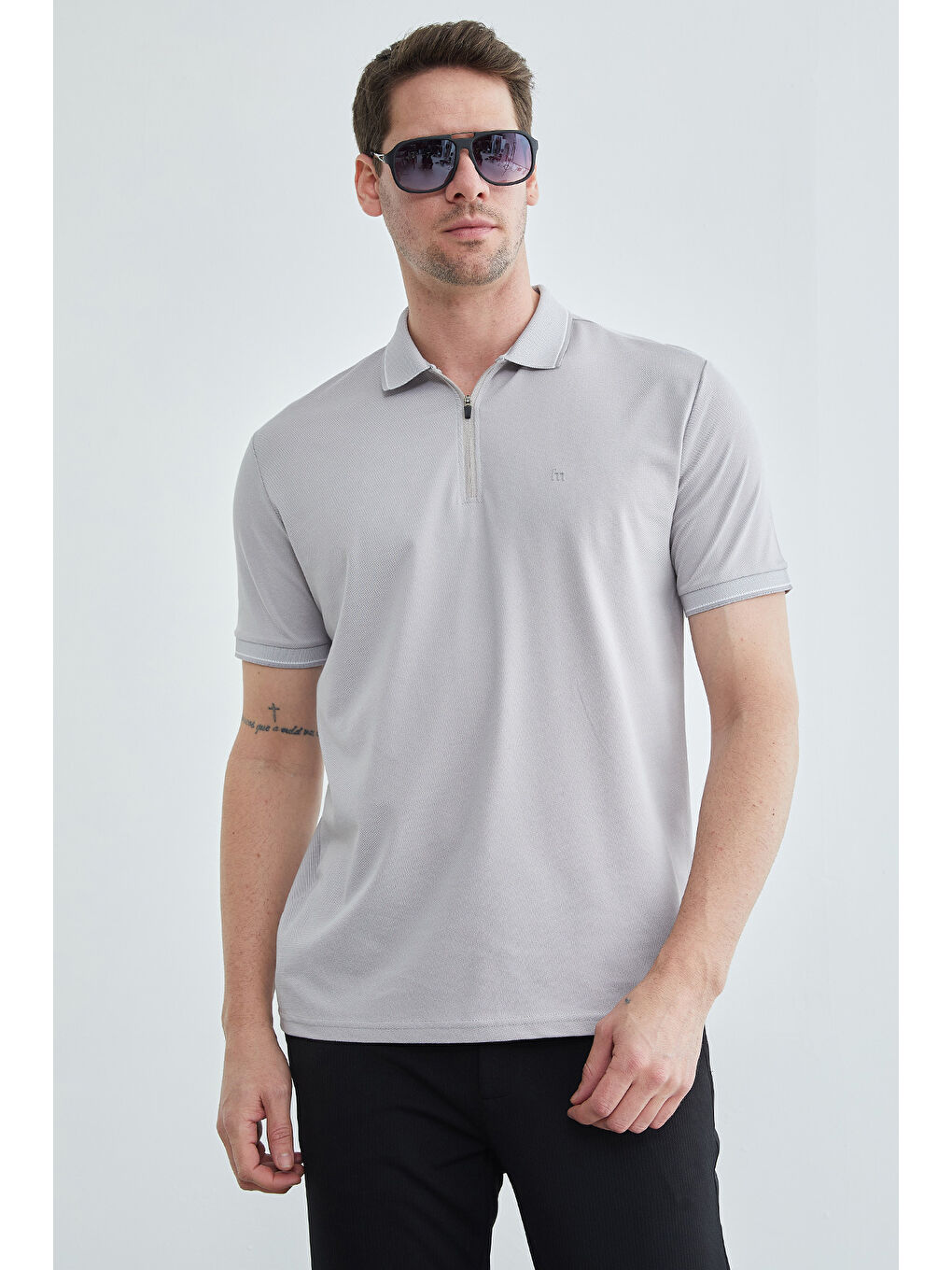 Gri Yarım Fermuarlı Polo Yaka Tişört-4