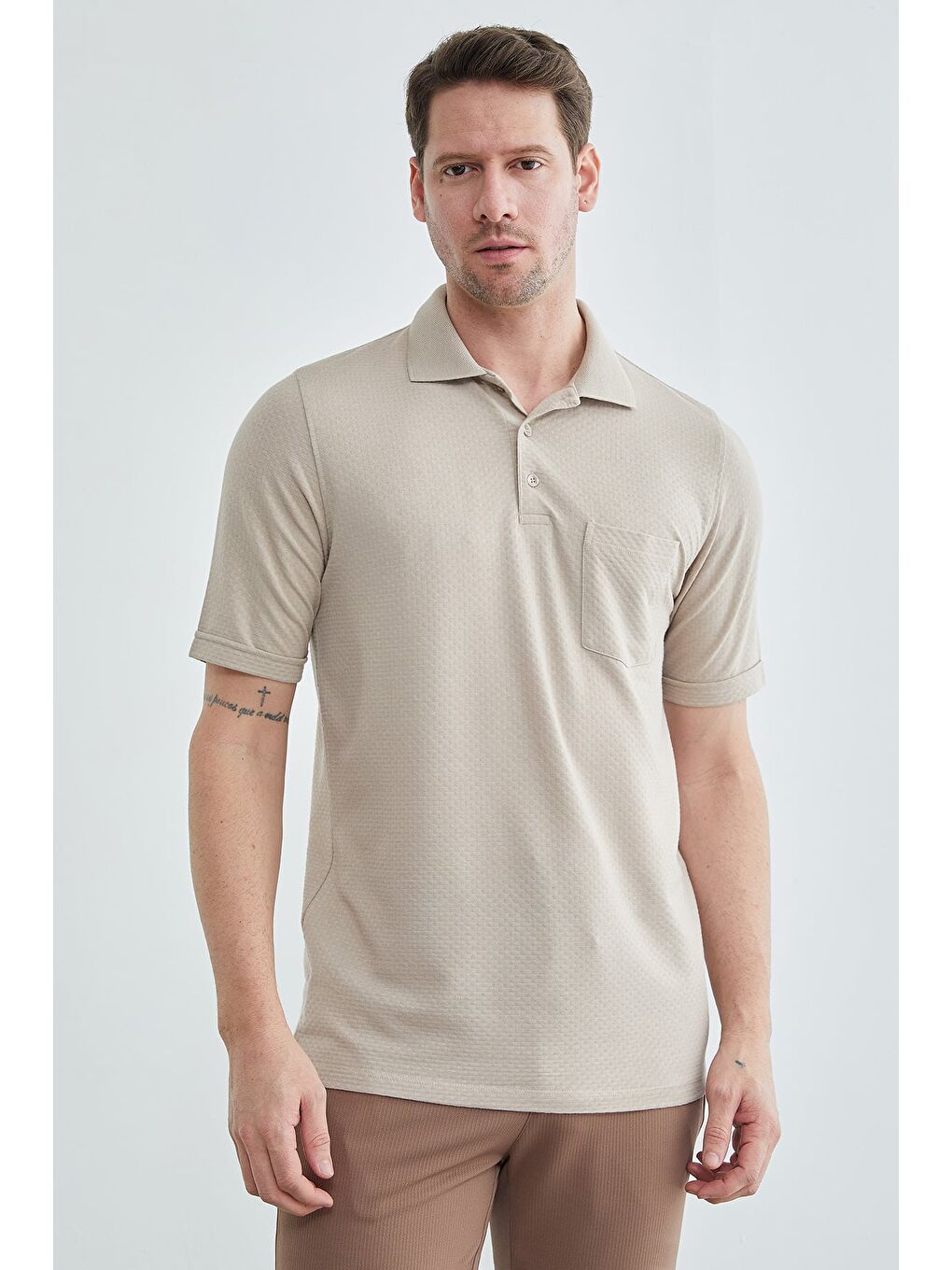 Bej Desenli Tek Cepli Polo Yaka Tişört-1