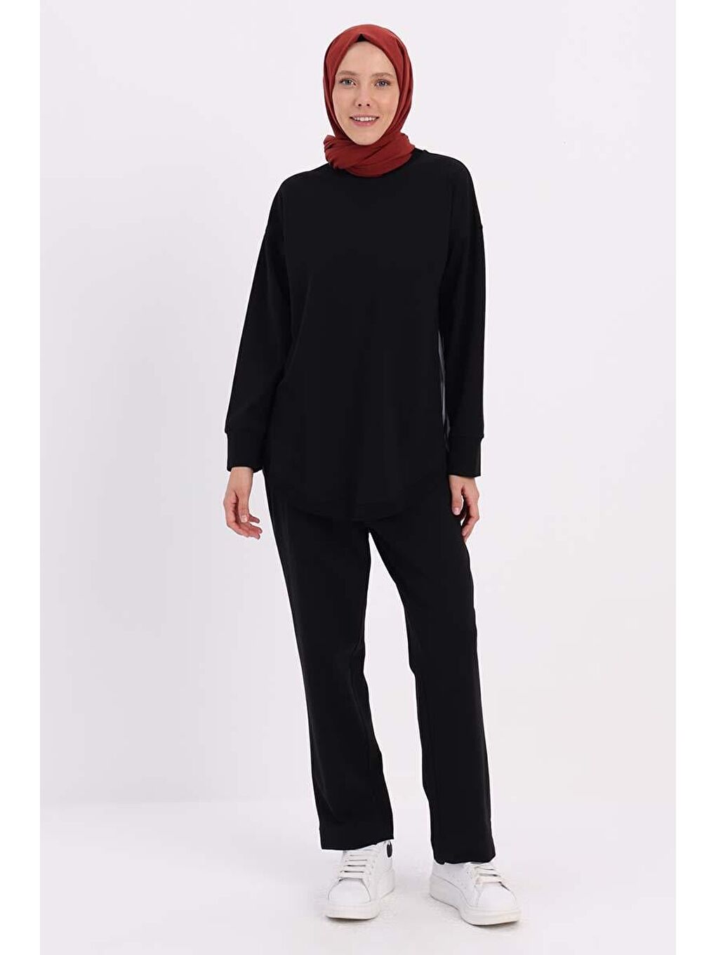 Siyah-Arkası Garnili Pantolonlu Takım-1