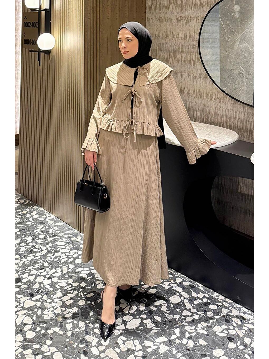 Geniş Yakalı Etekli Takım Bej