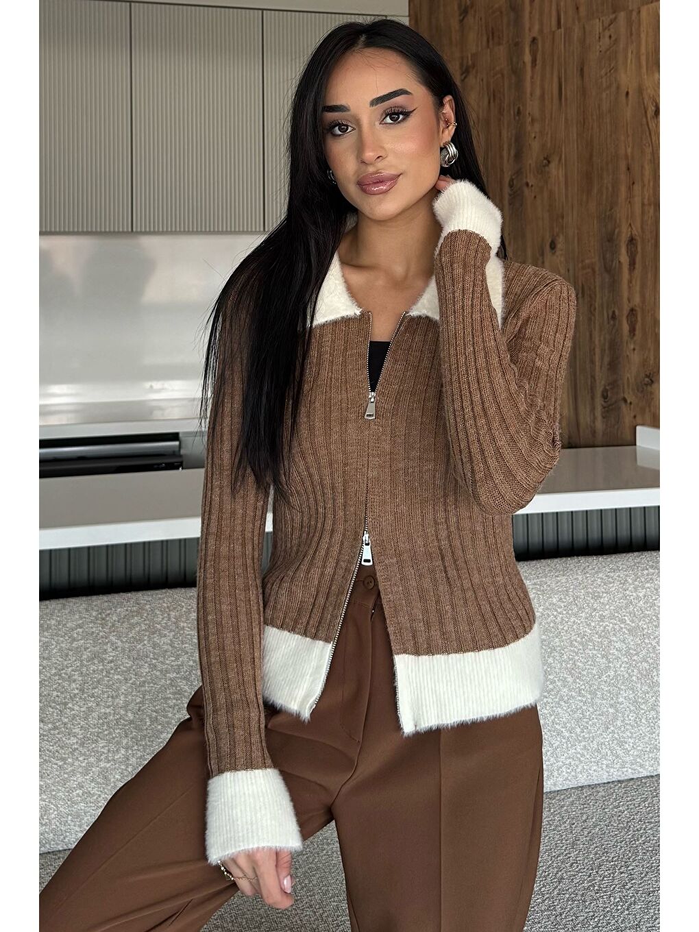 Kahverengi Gömlek Yaka Fermuarlı Triko Hırka