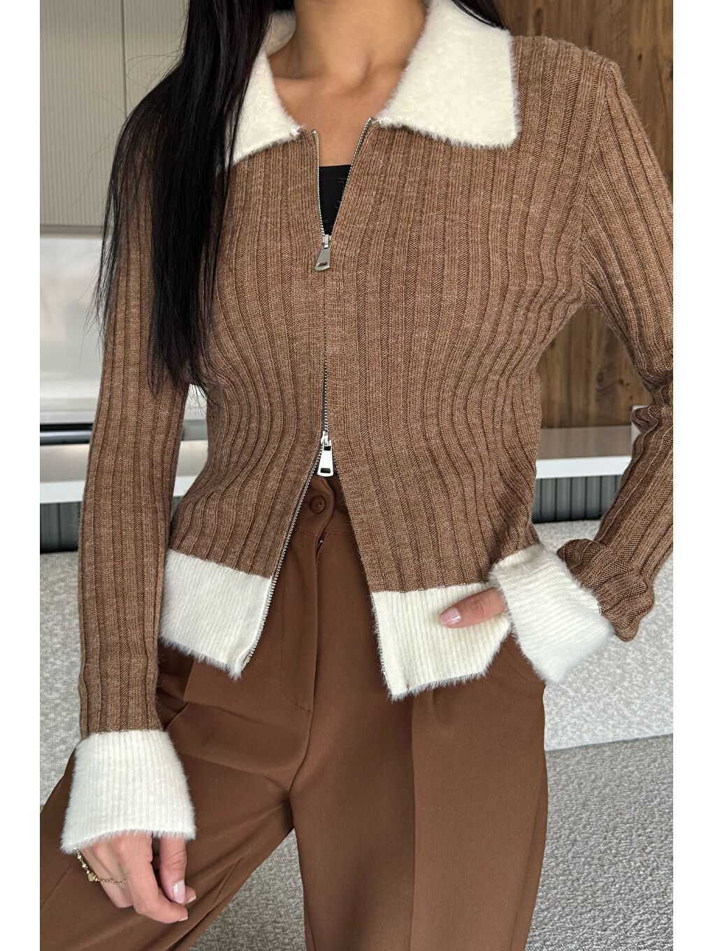 Kahverengi Gömlek Yaka Fermuarlı Triko Hırka-1