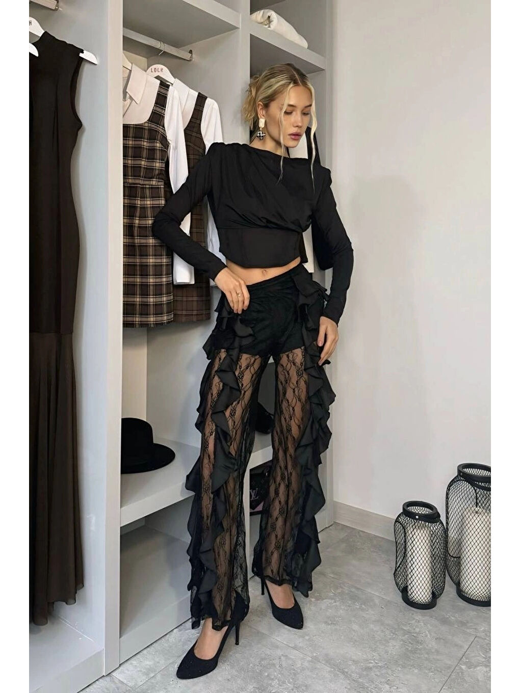 Kadın Siyah Dantelli Fırfırlı İçi Şortlu Pantolon 1041-2800-1
