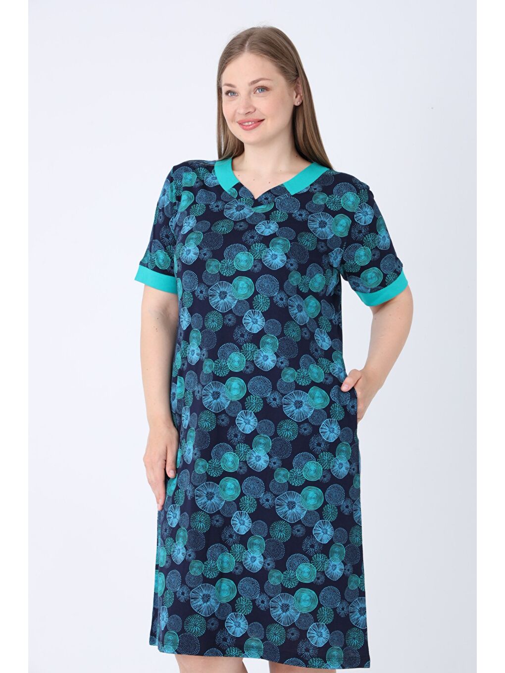 Büyük Beden Lacivert Desenli Pamuklu Cepli Biye Detaylı V Yaka Kısa Kollu Büyük Beden Elbise-4