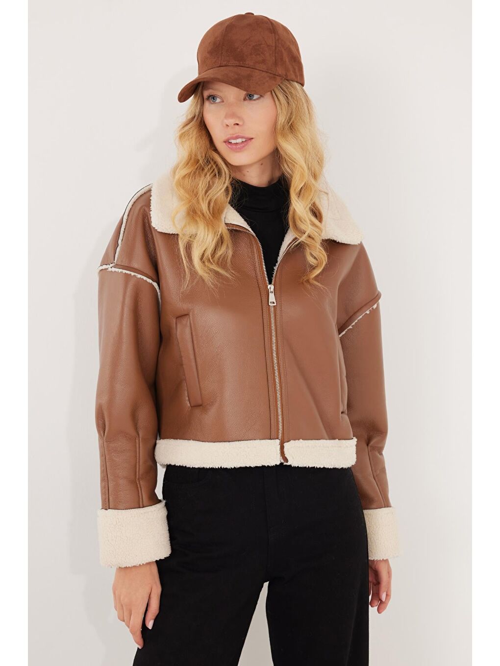 Kahverengi Kadın Regular Fit Klasik Kesim İçi Kürklü Kol Detaylı Taba Deri Mont-1