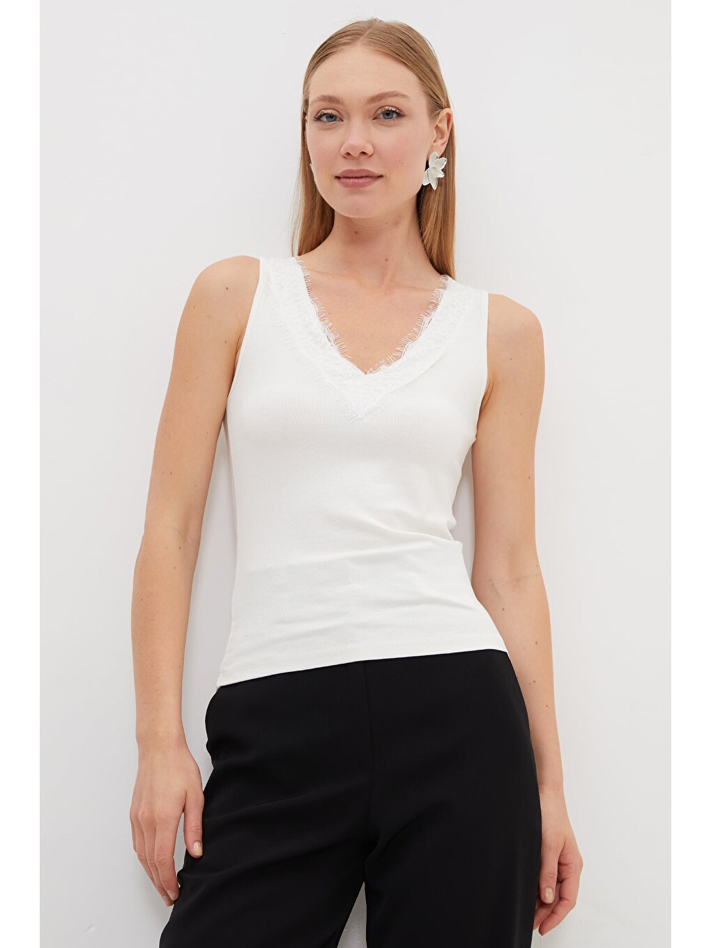Ekru Dantelli V Yaka Slim Fit Bluz-1