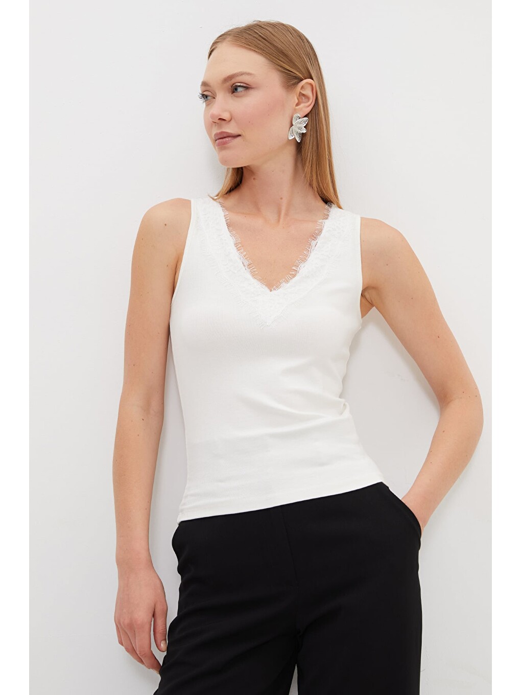 Ekru Dantelli V Yaka Slim Fit Bluz-3