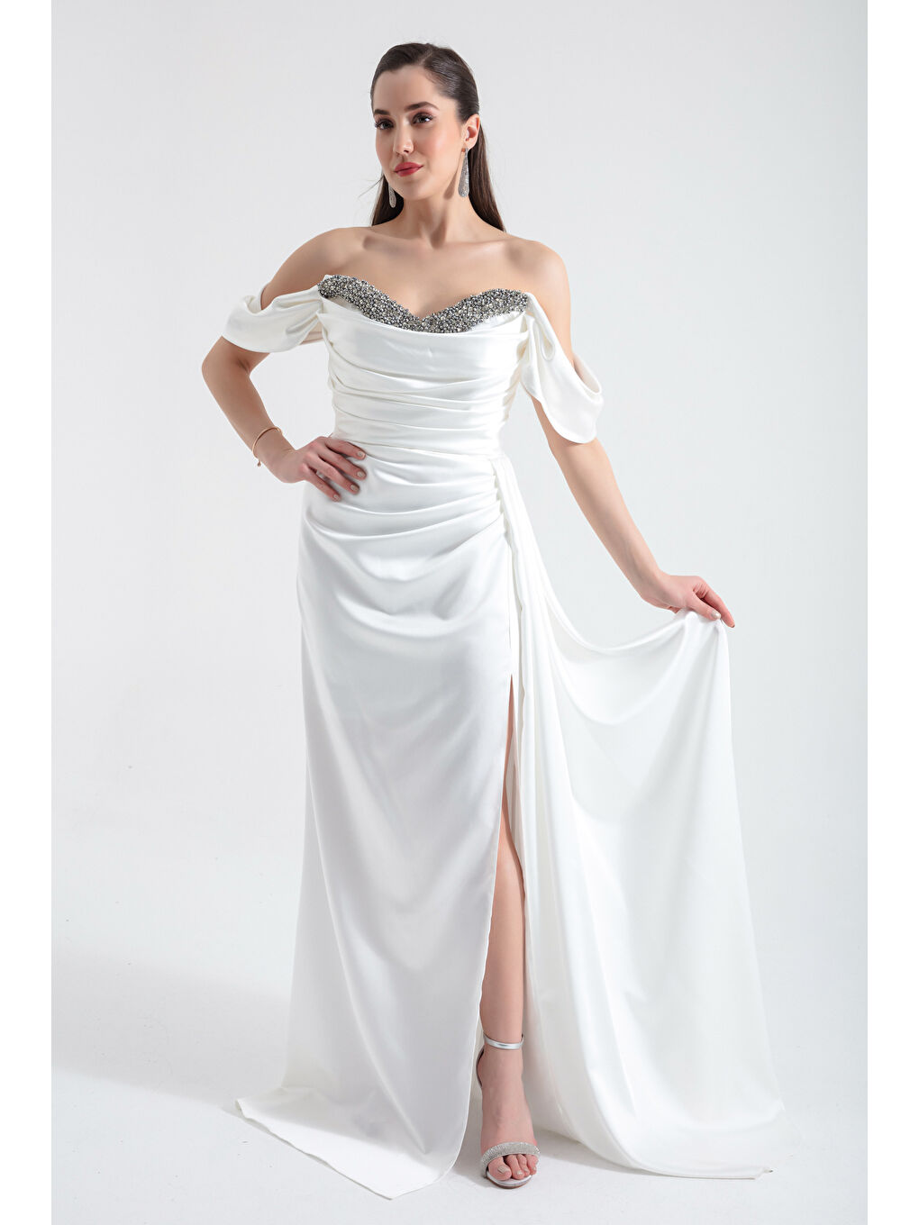 Kadın Beyaz Kayık Yaka Yırtmaçlı Uzun Saten Abiye Elbise