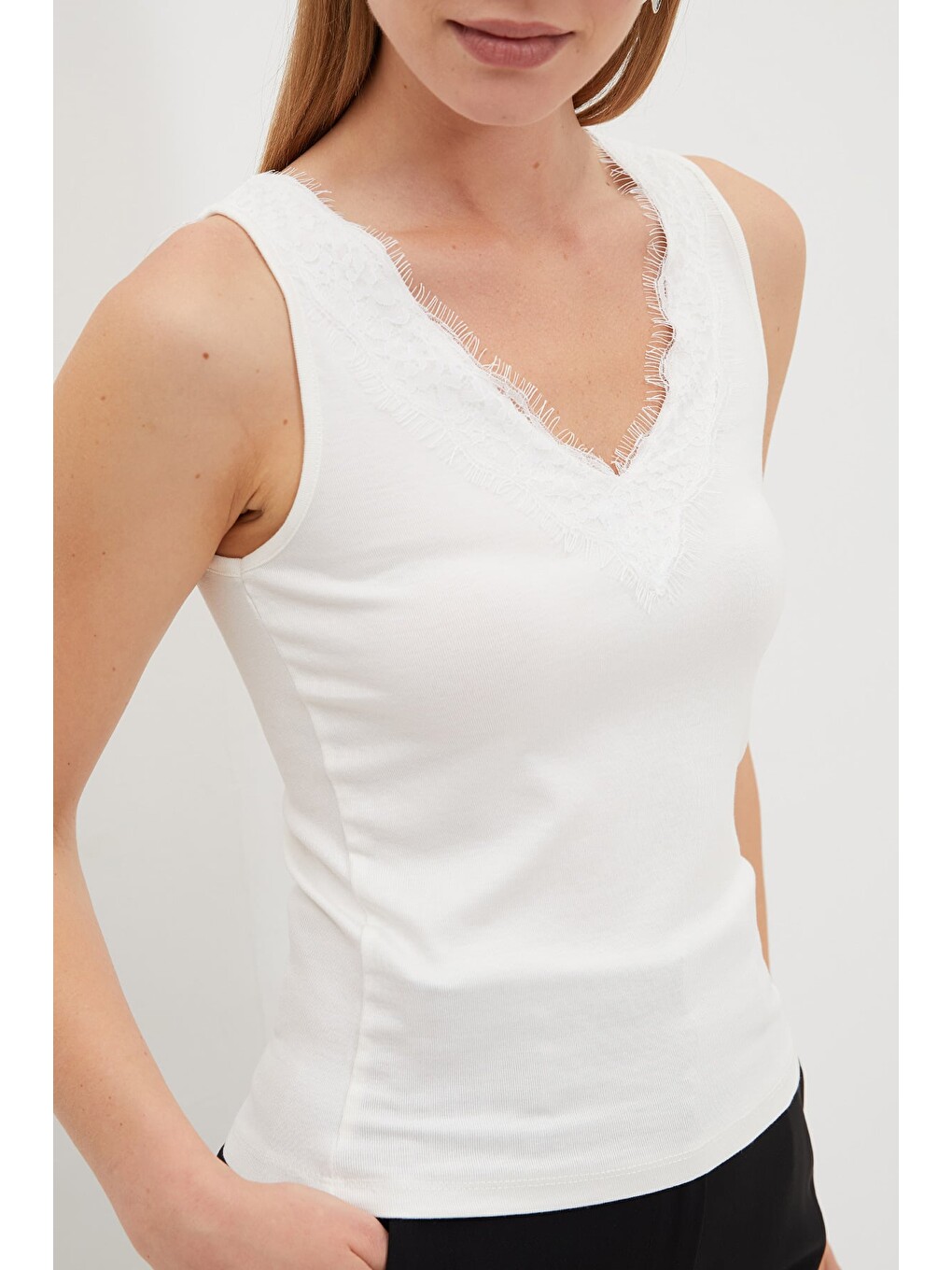 Ekru Dantelli V Yaka Slim Fit Bluz-4