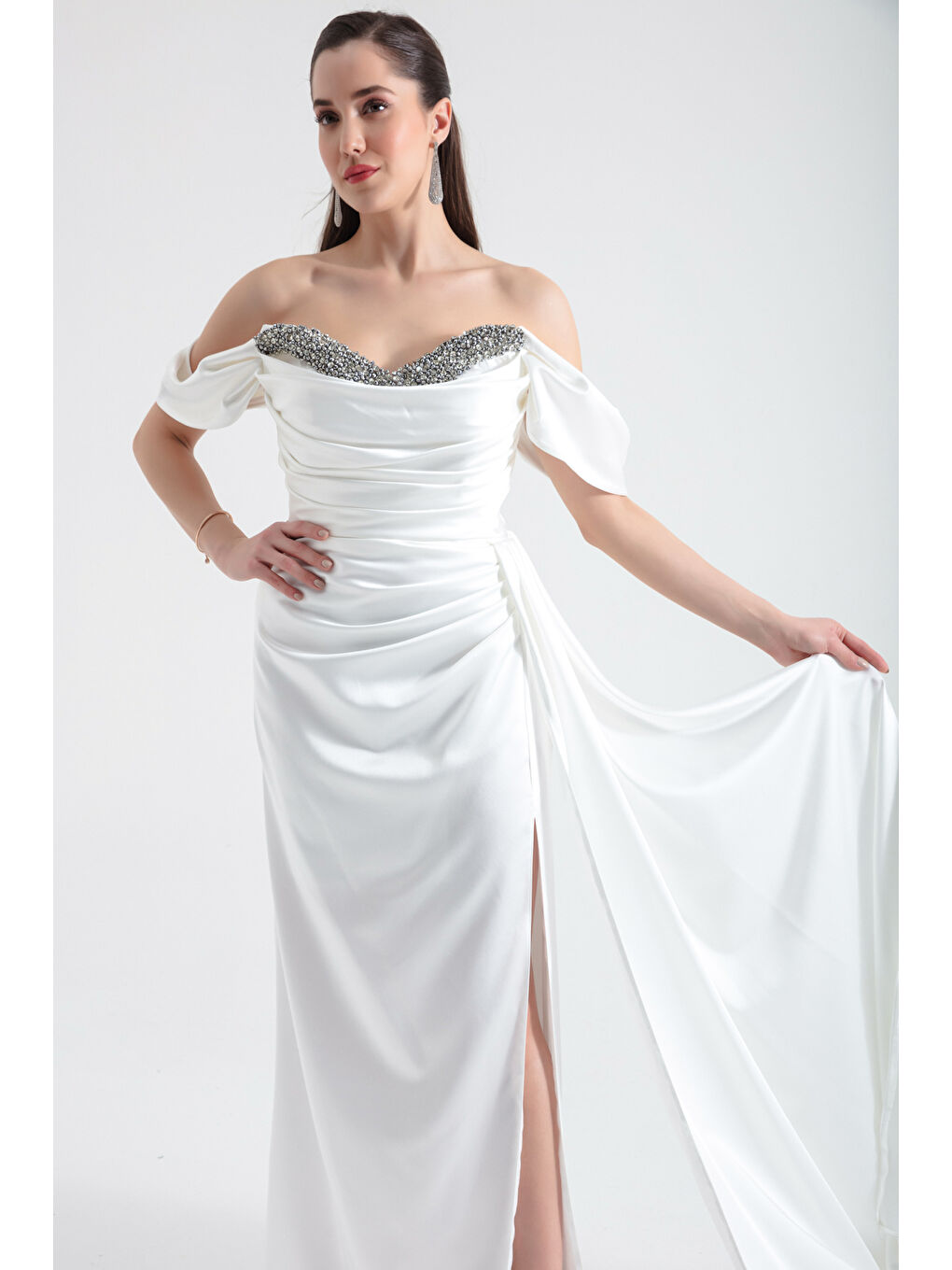 Kadın Beyaz Kayık Yaka Yırtmaçlı Uzun Saten Abiye Elbise-1