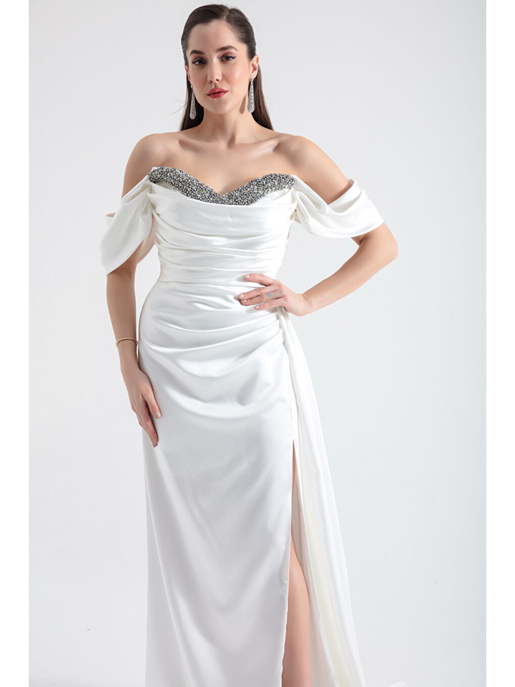 Kadın Beyaz Kayık Yaka Yırtmaçlı Uzun Saten Abiye Elbise-3