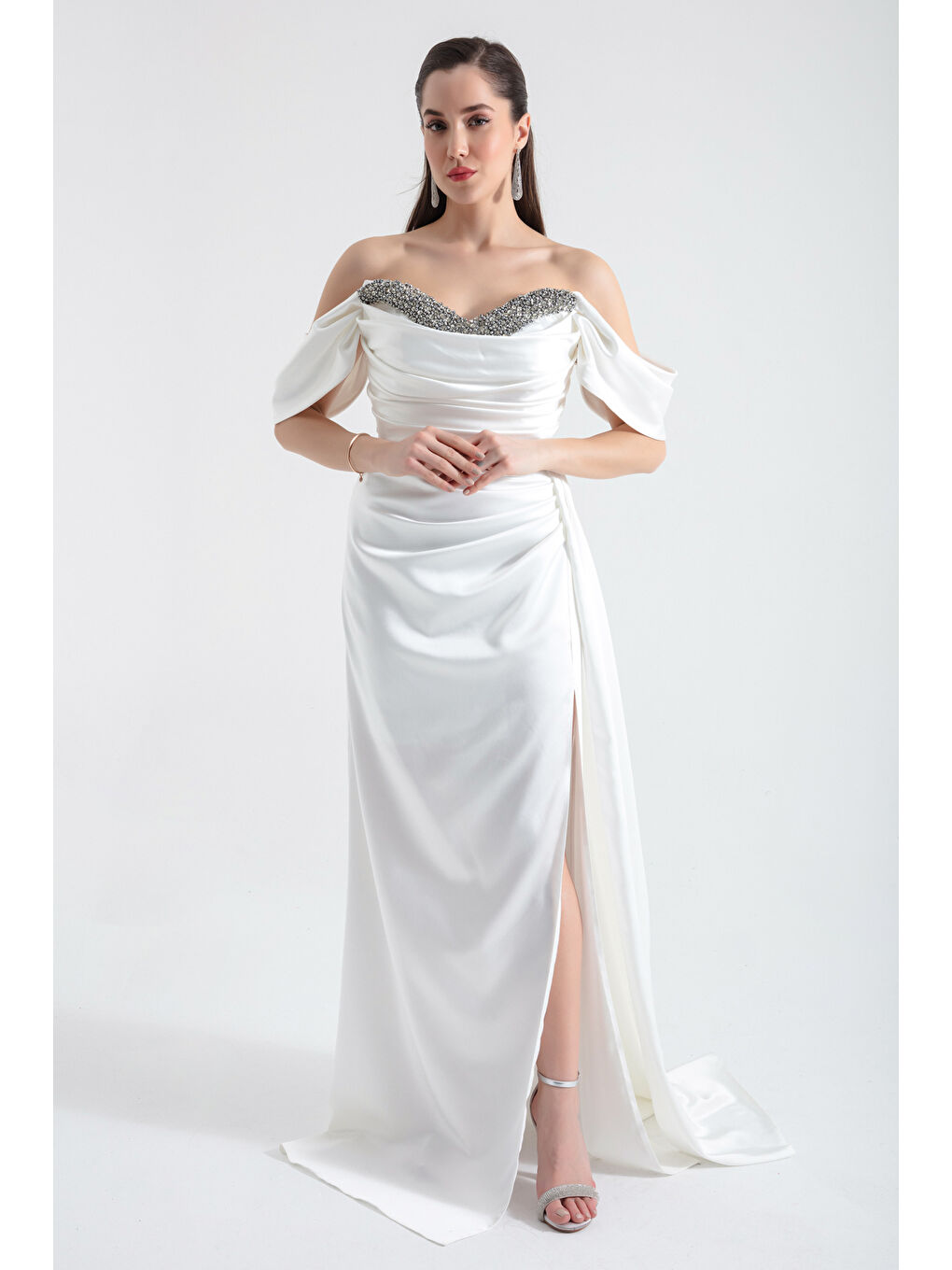 Kadın Beyaz Kayık Yaka Yırtmaçlı Uzun Saten Abiye Elbise-4