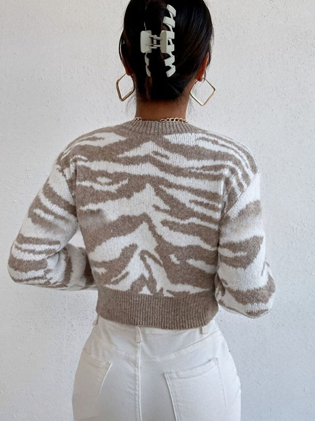 Beyaz Vizon Kaplan Desenli Düşük Omuz Triko Kazak-1