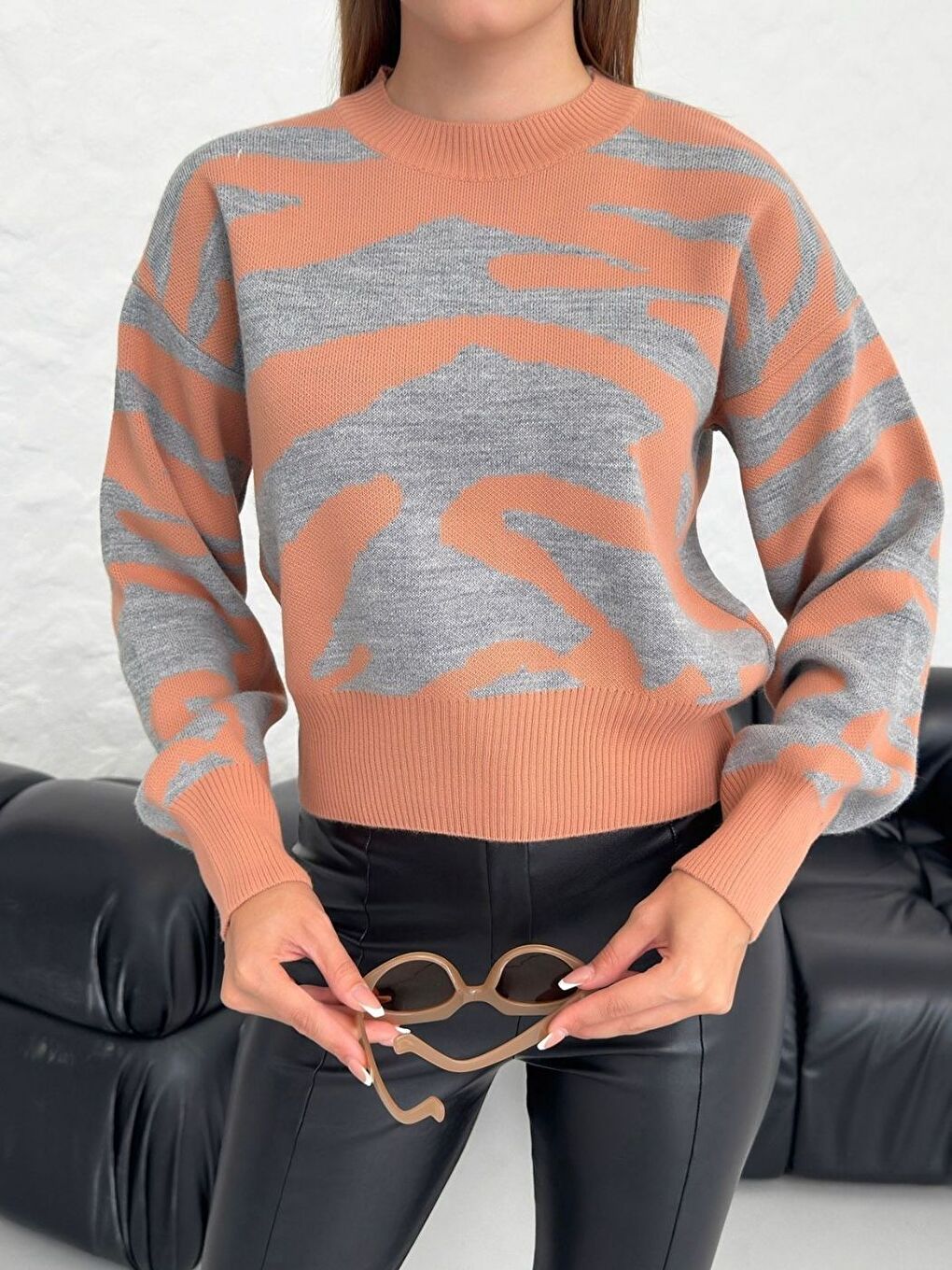 Karışık Turuncu Gri Kaplan Desenli Düşük Omuz Triko Kazak-2