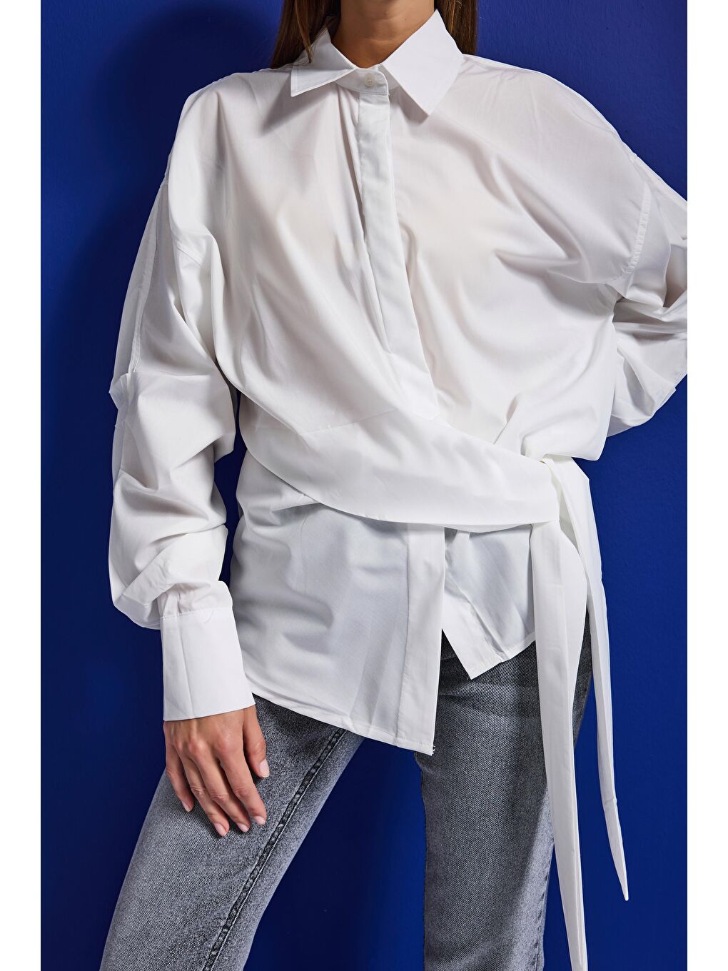2Kadın Beyaz w5 Oversize Kemer Detaylı Özel Kumaş Tasarım Gömlek-1
