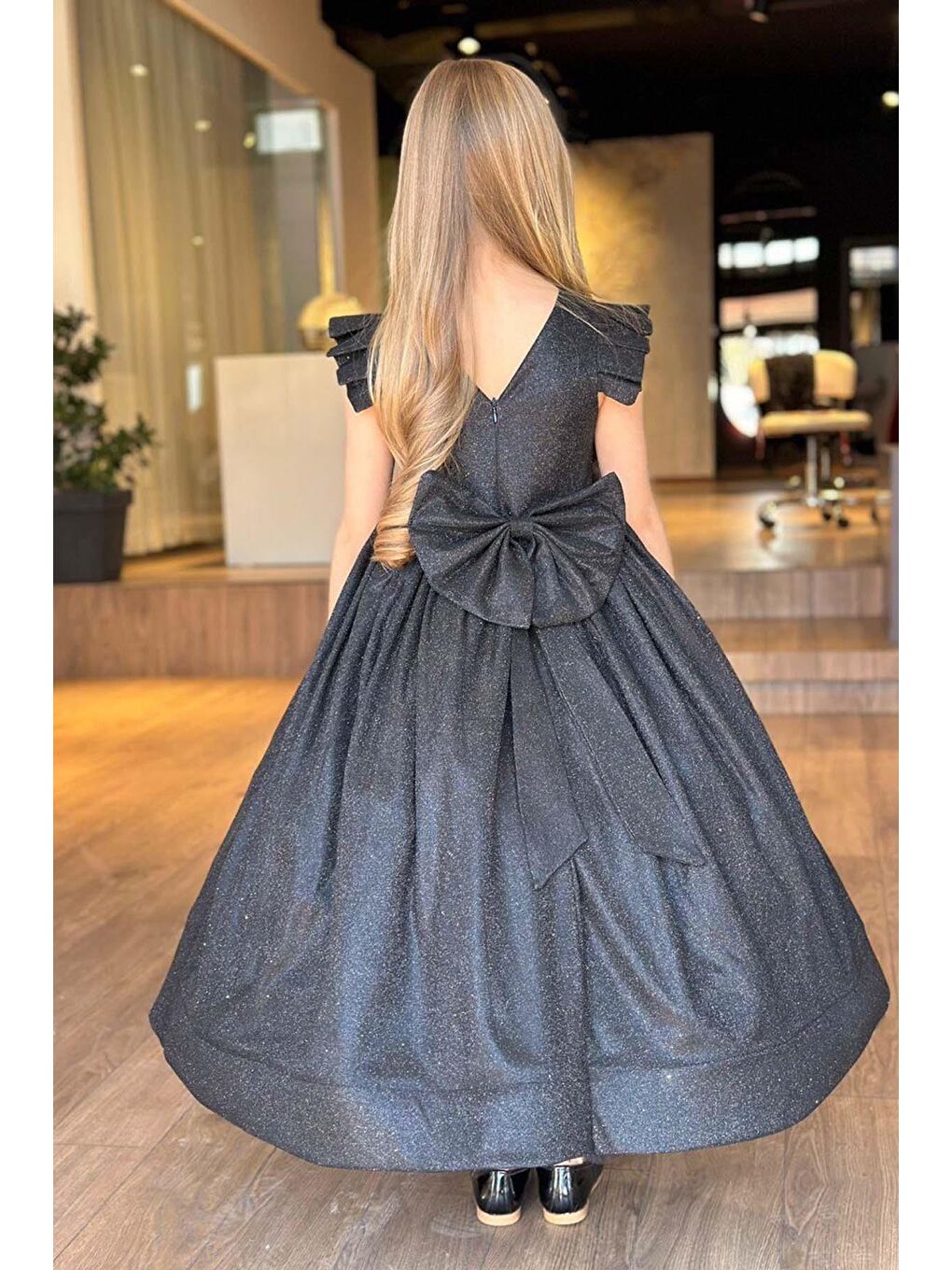 Kız Çocuk Üzeri Simli ve Omuzlar Fırfır Detaylı Kolsuz Siyah Abiye-1