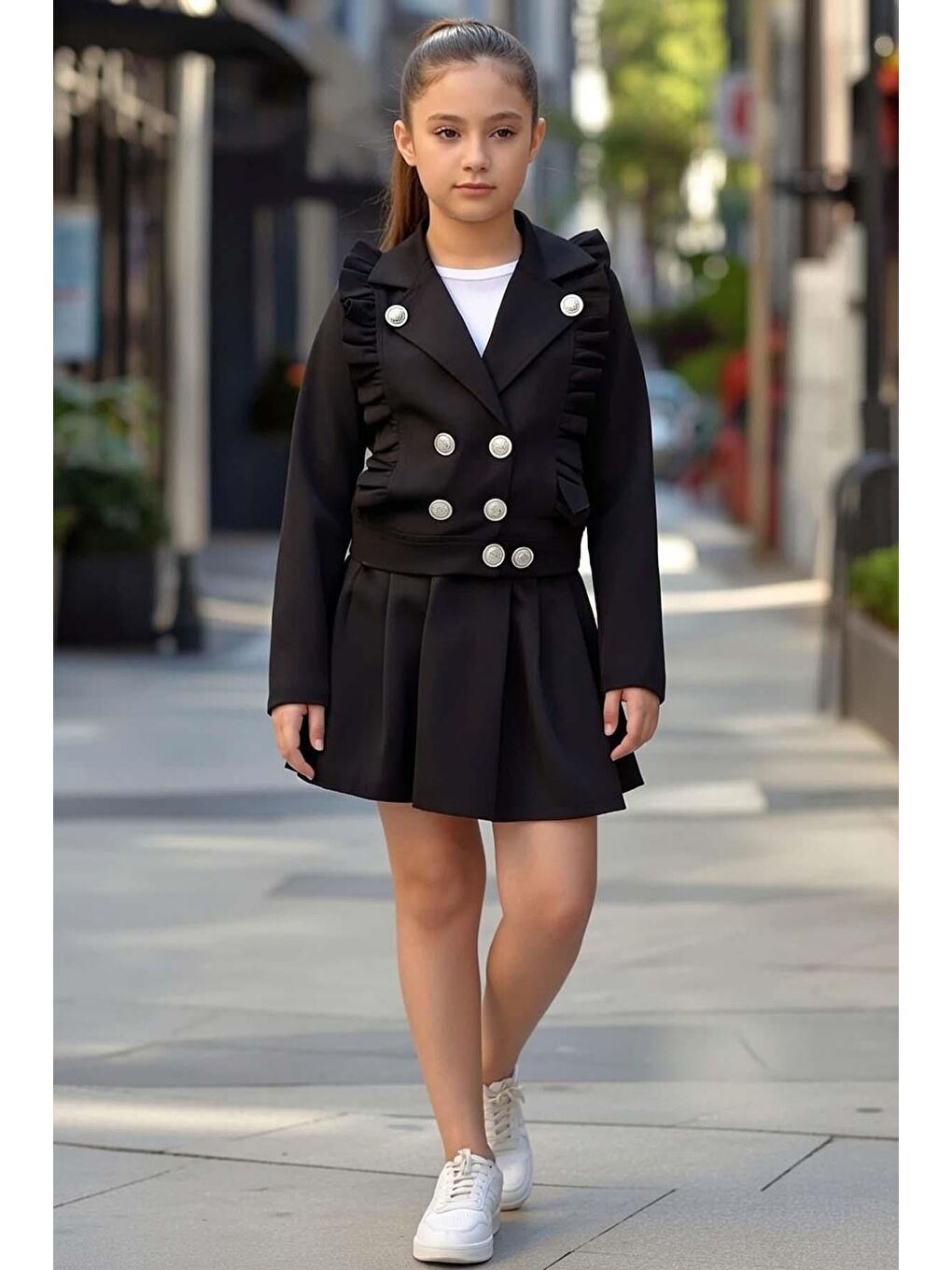 Kız Çocuk Omuzları ve Kenarları Fırfır Detaylı Ceket Pliseli Siyah Etekli Takım