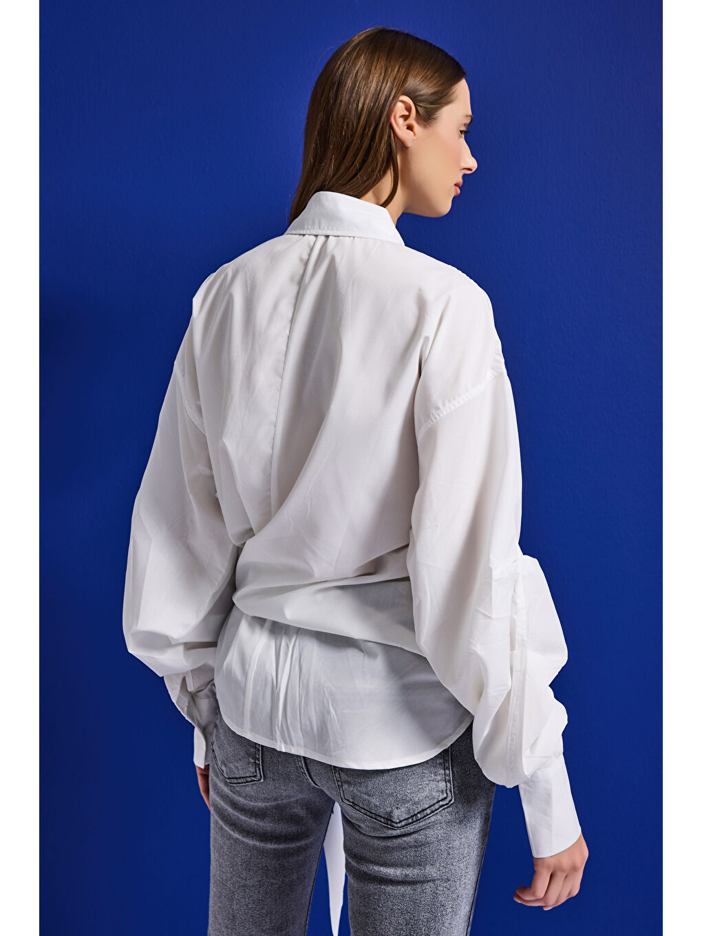 2Kadın Beyaz w5 Oversize Kemer Detaylı Özel Kumaş Tasarım Gömlek-2