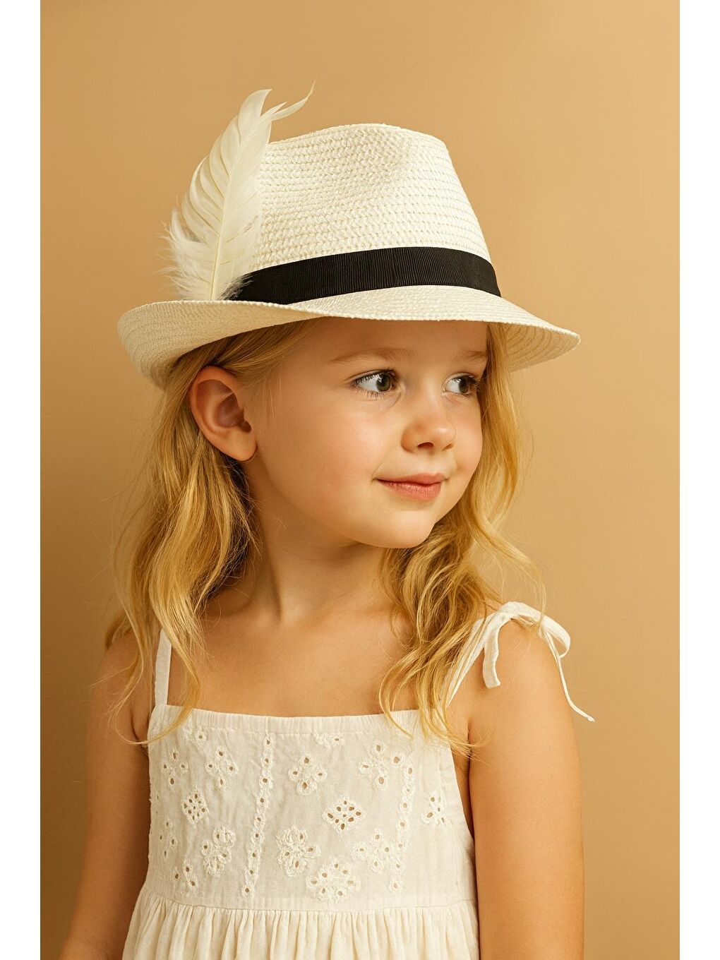 Çocuk Tüy Aksesuarlı Hasır Fötr Şapka Beyaz