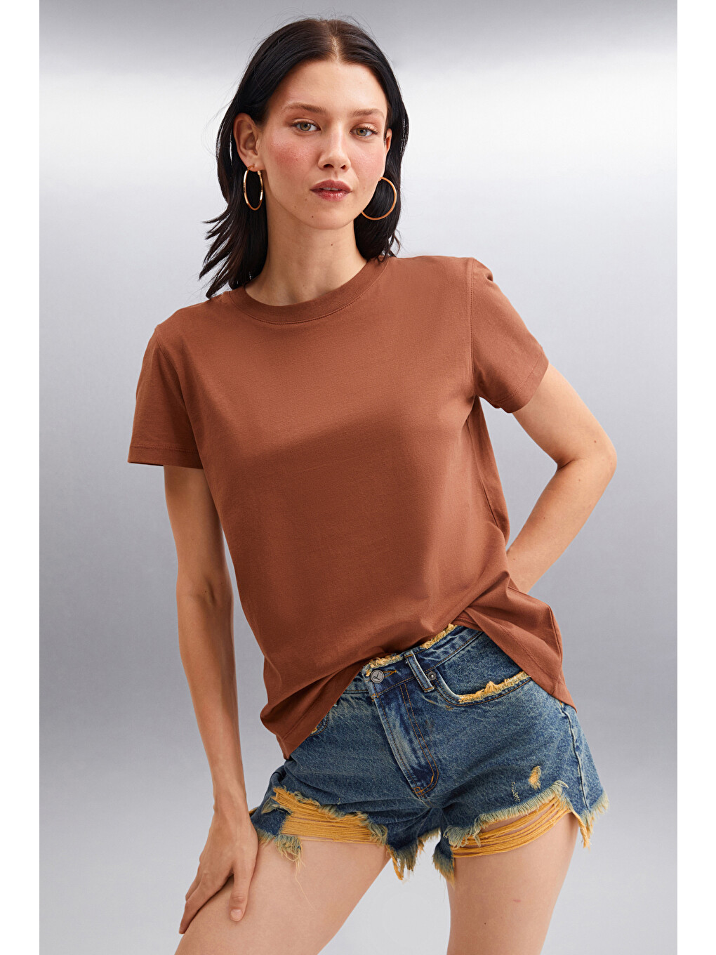 Kahverengi Samantha Kadın %100 Organik Pamuklu Comfort Fit Arkası Uzun Basic Örme KAHVERENGİ T-Shirt-1