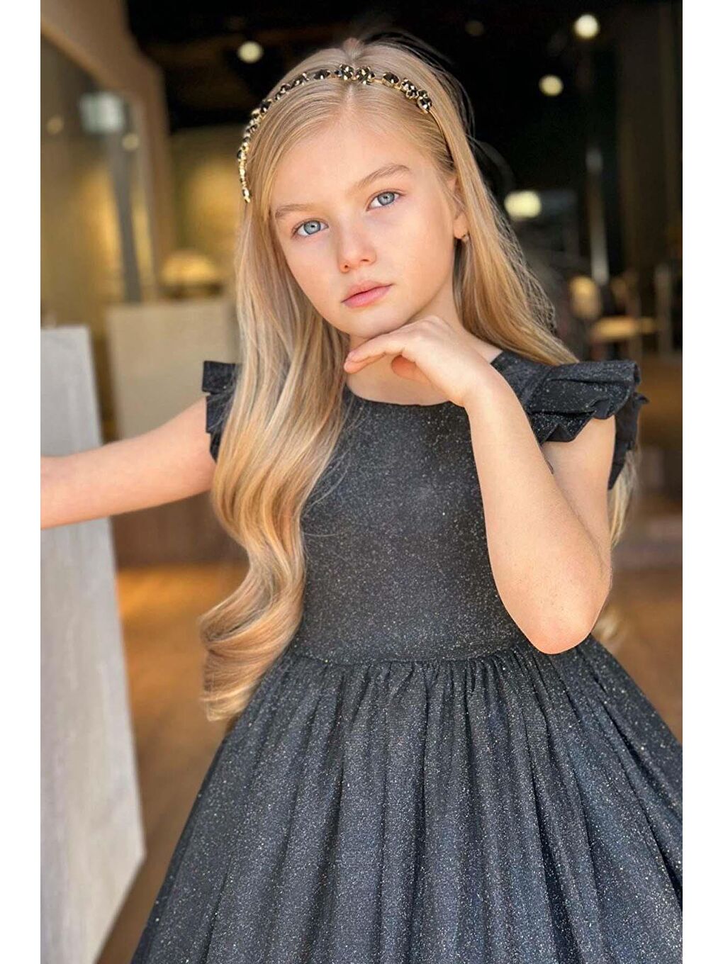 Kız Çocuk Üzeri Simli ve Omuzlar Fırfır Detaylı Kolsuz Siyah Abiye-3