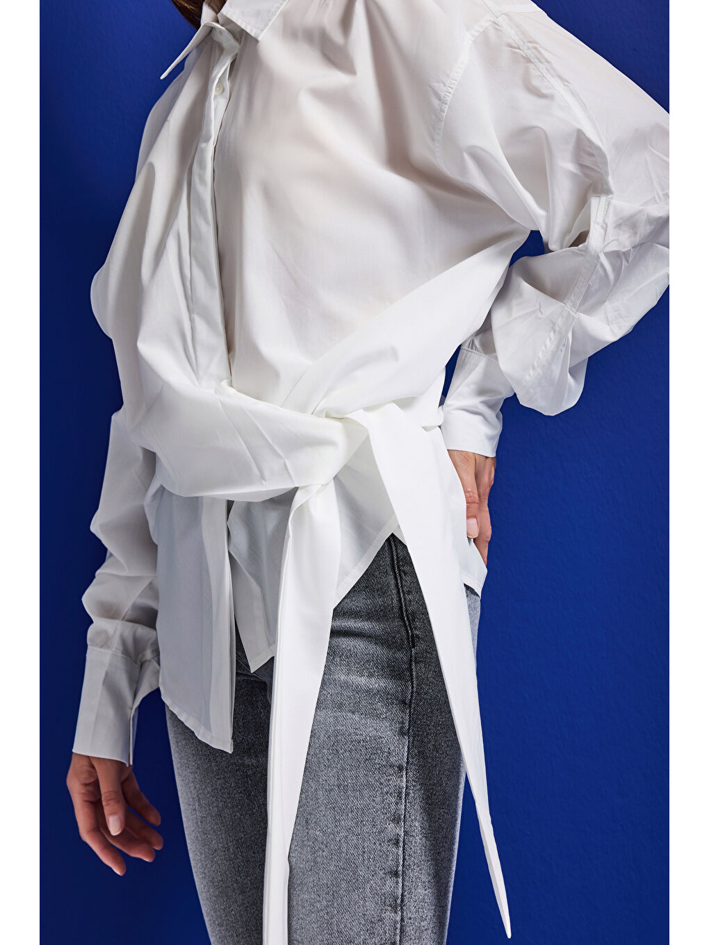 2Kadın Beyaz w5 Oversize Kemer Detaylı Özel Kumaş Tasarım Gömlek-4