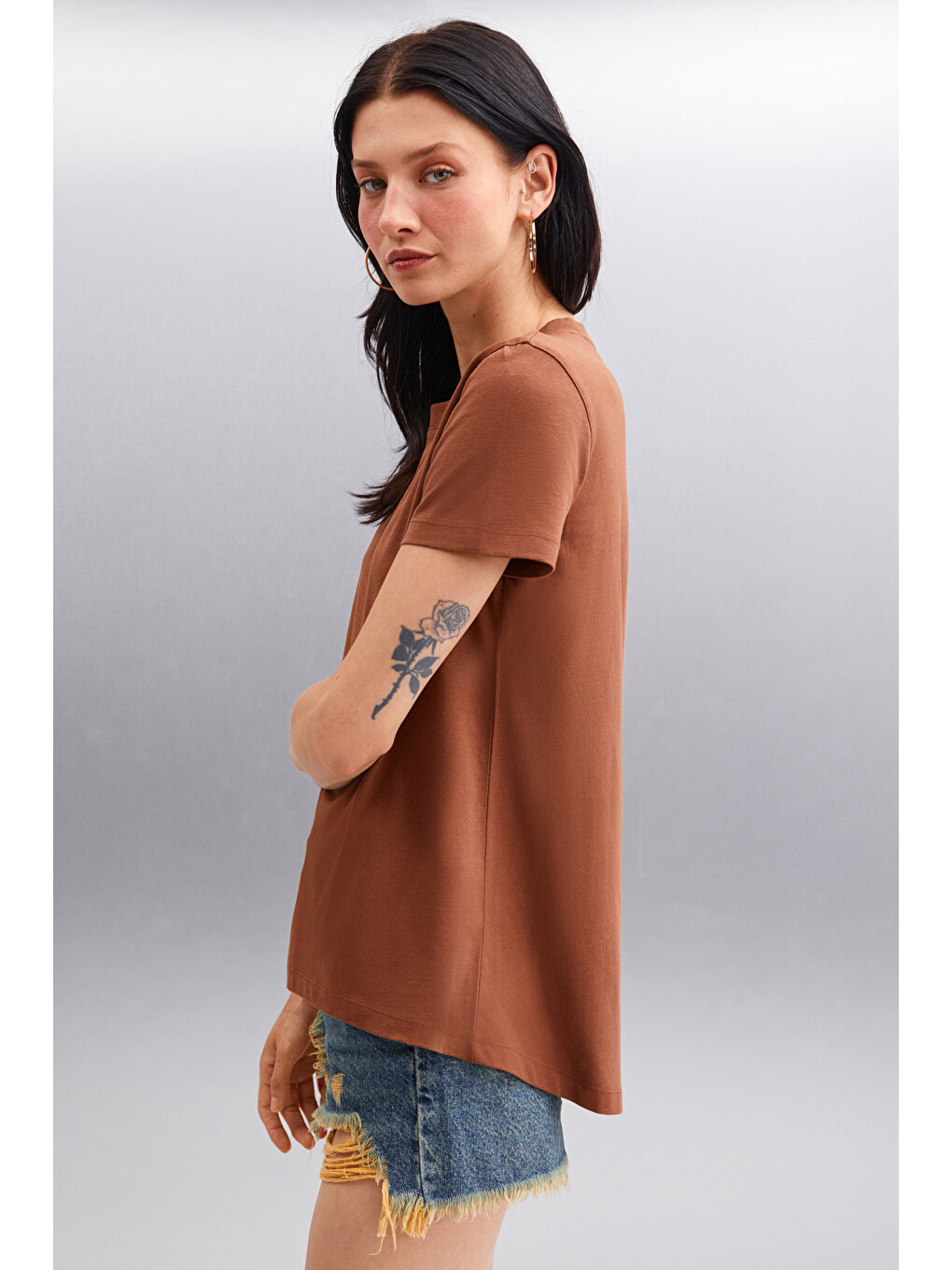 Kahverengi Samantha Kadın %100 Organik Pamuklu Comfort Fit Arkası Uzun Basic Örme KAHVERENGİ T-Shirt-2