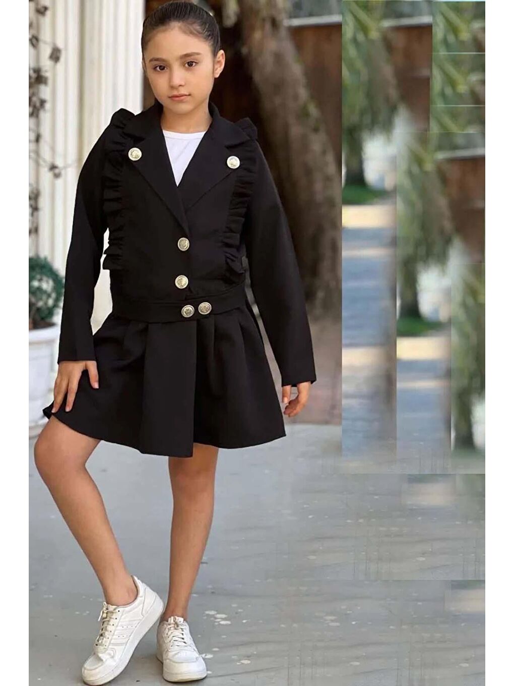 Kız Çocuk Omuzları ve Kenarları Fırfır Detaylı Ceket Pliseli Siyah Etekli Takım-2
