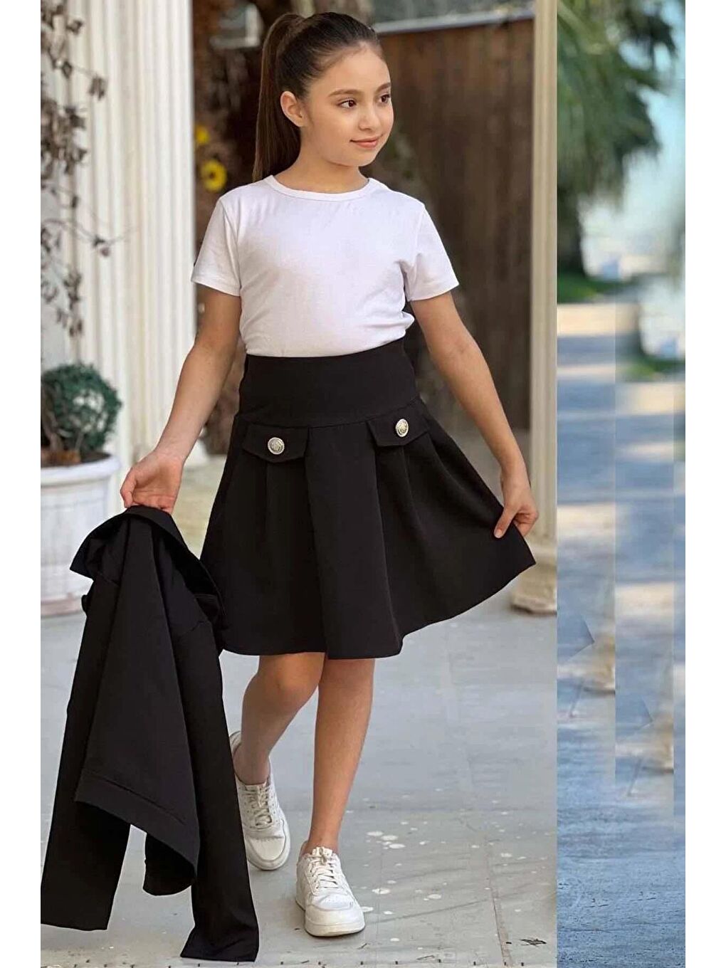 Kız Çocuk Omuzları ve Kenarları Fırfır Detaylı Ceket Pliseli Siyah Etekli Takım-3