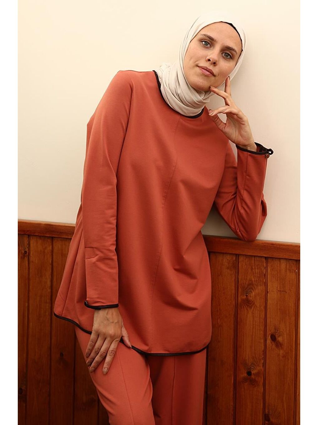 Kahverengi Tarçın01-Deri Biyeli Pantolonlu Örme Takım