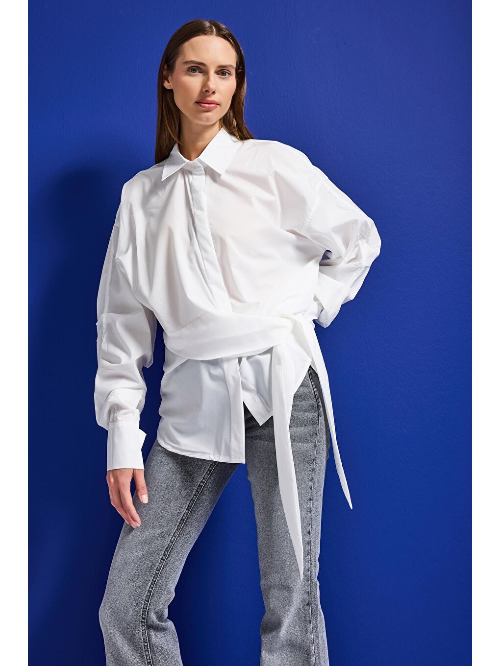 2Kadın Beyaz w5 Oversize Kemer Detaylı Özel Kumaş Tasarım Gömlek-5