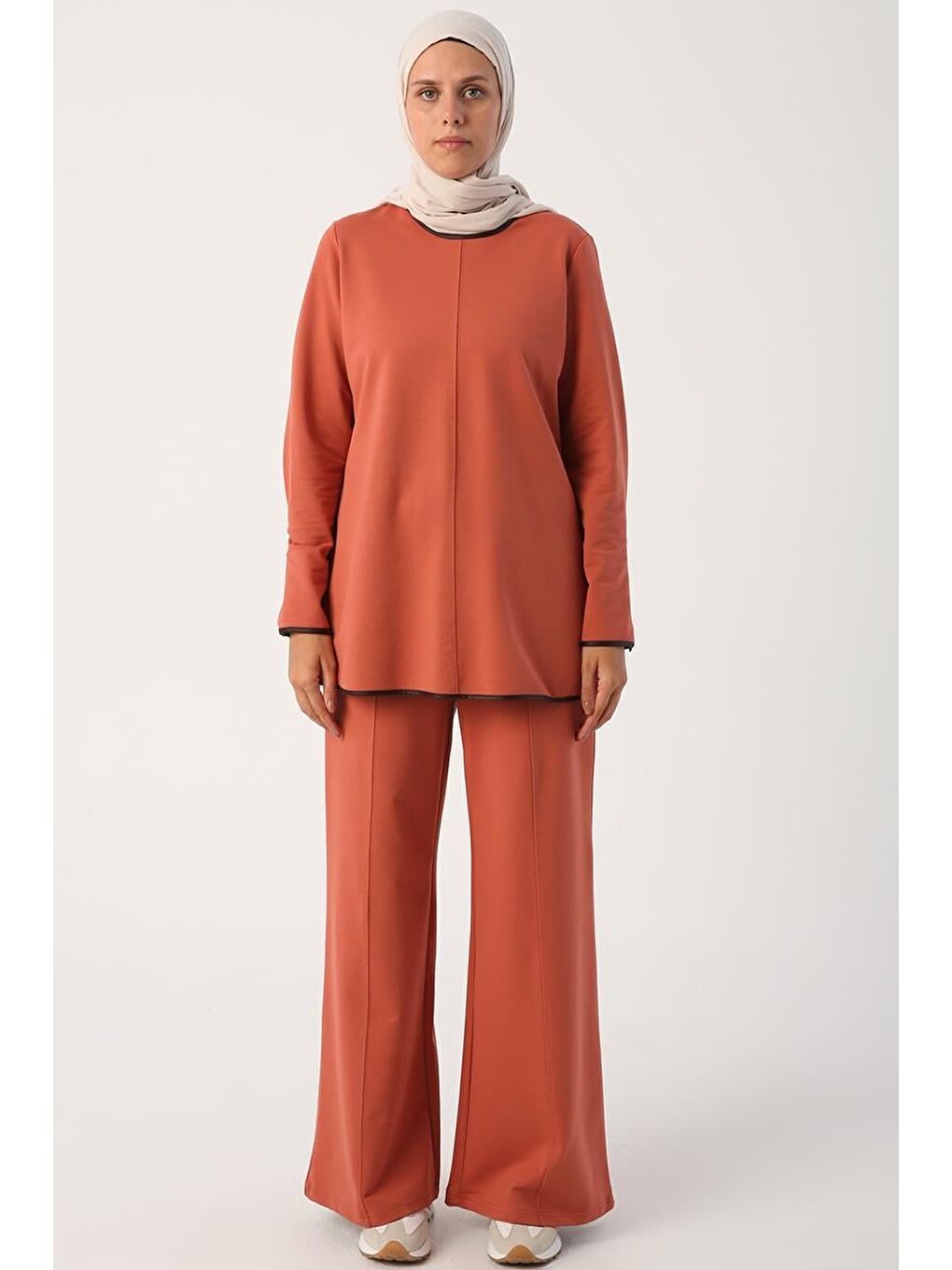 Kahverengi Tarçın01-Deri Biyeli Pantolonlu Örme Takım-1