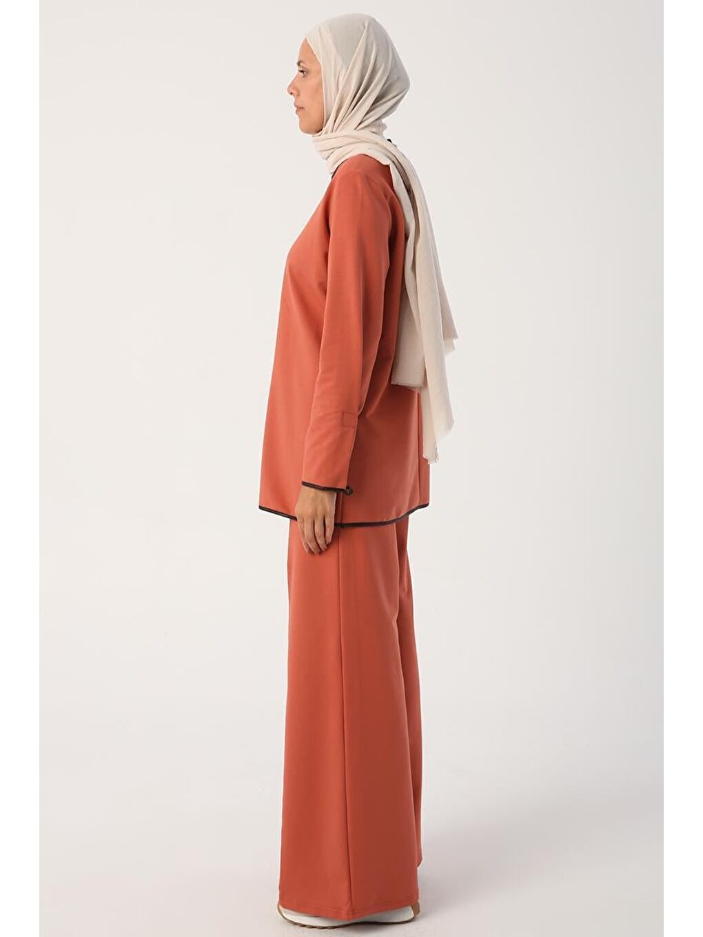 Kahverengi Tarçın01-Deri Biyeli Pantolonlu Örme Takım-2