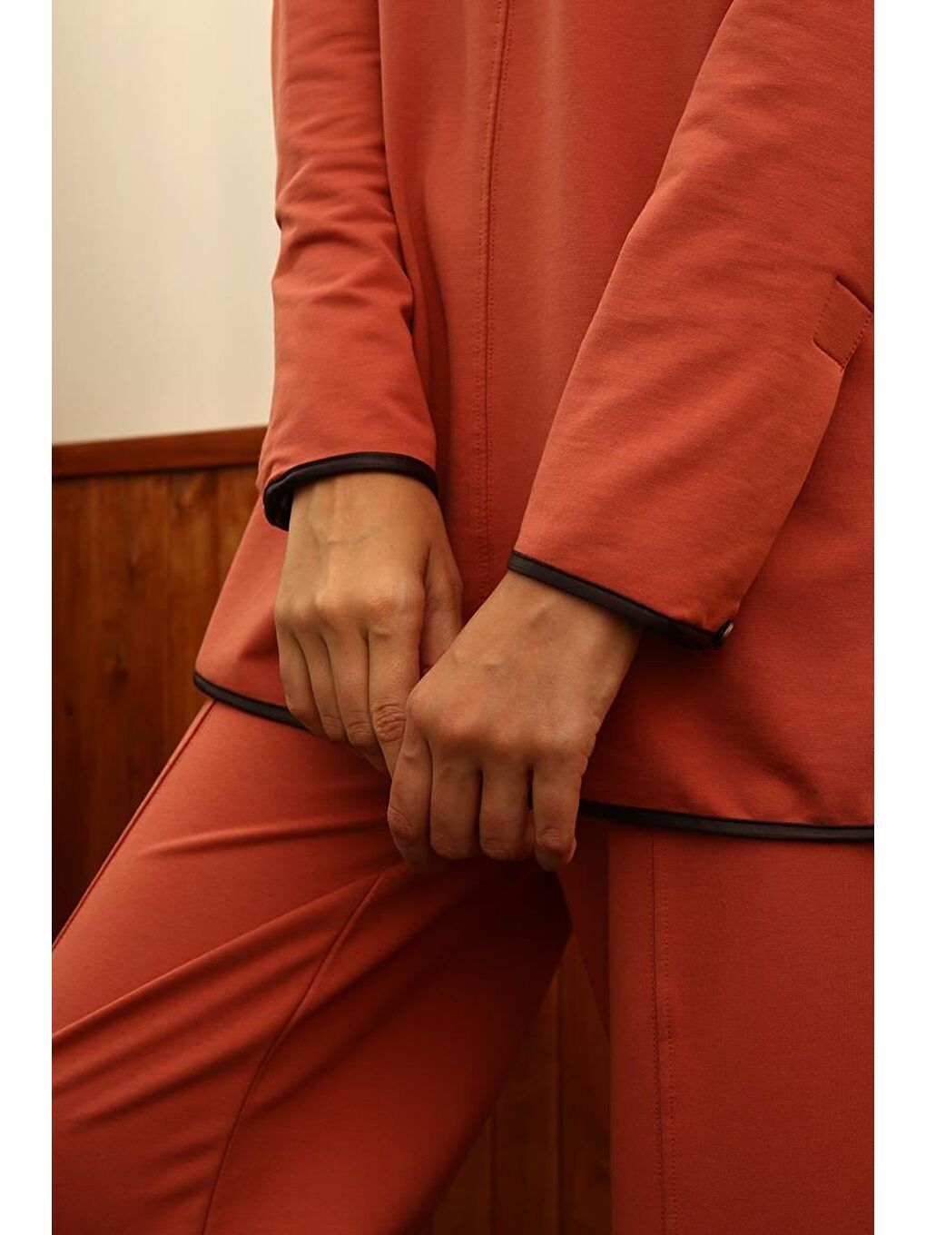 Kahverengi Tarçın01-Deri Biyeli Pantolonlu Örme Takım-4