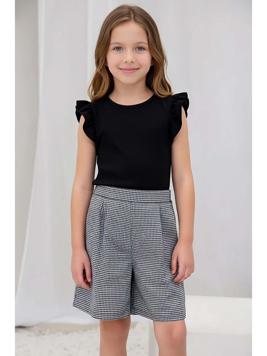 Siyah Kız Çocuk Bisiklet Yaka Kolları Salaş Ve Fırfır Detaylı Bluz Kare Desenli Fitilli Şortlu Takım
