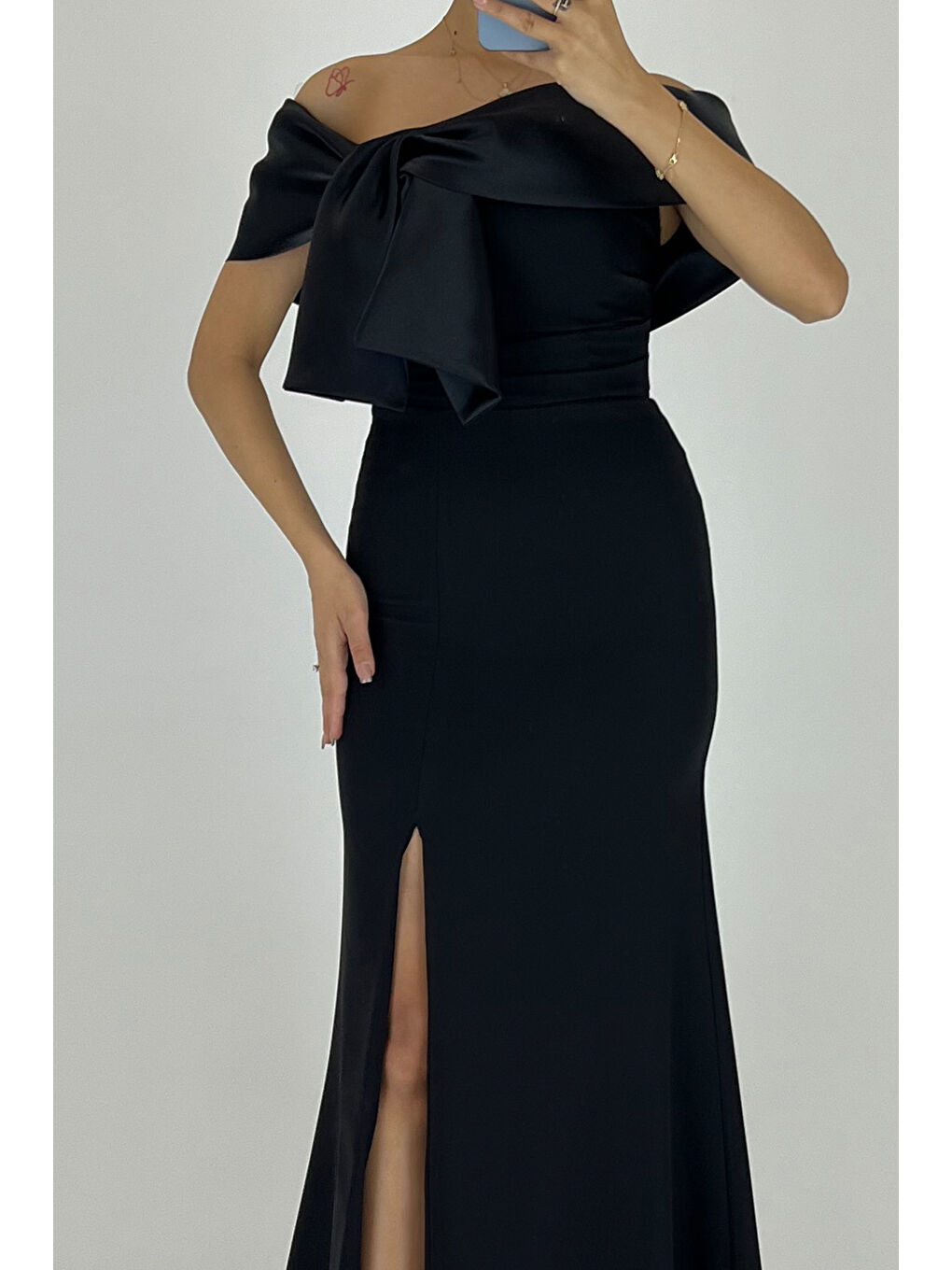 Kadın Siyah Yaka Detaylı Yırtmaçlı Uzun Abiye Elbise-1