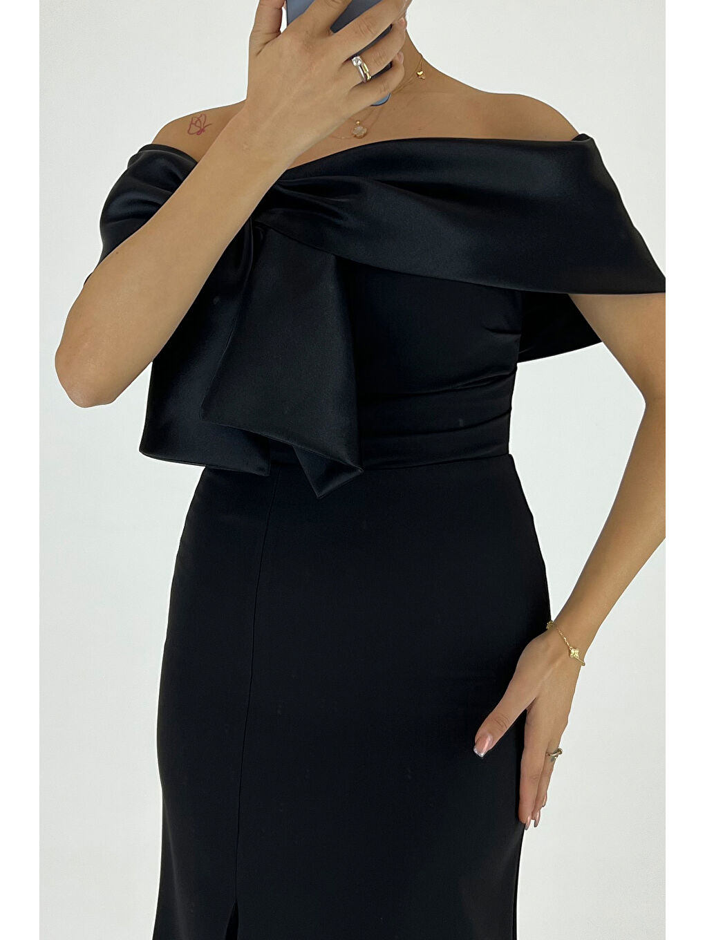 Kadın Siyah Yaka Detaylı Yırtmaçlı Uzun Abiye Elbise-3