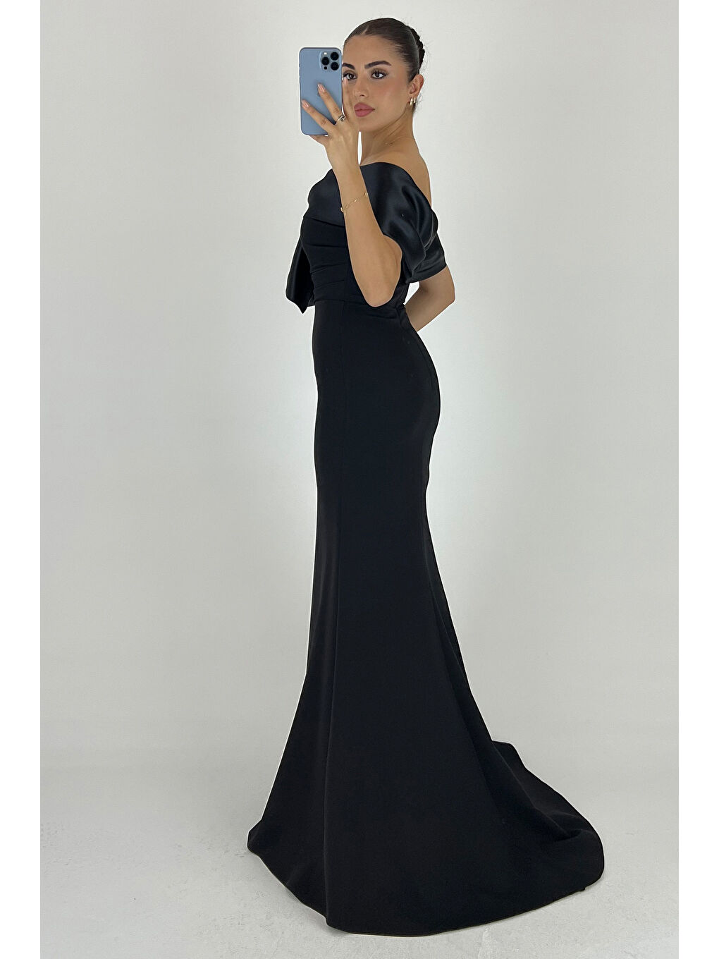 Kadın Siyah Yaka Detaylı Yırtmaçlı Uzun Abiye Elbise-4