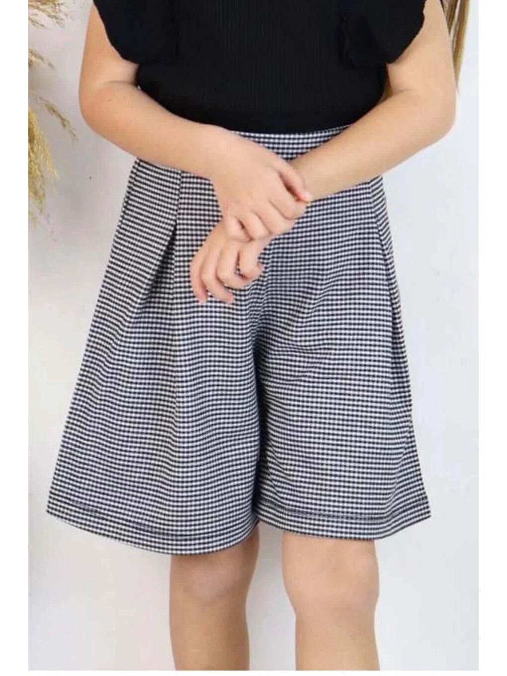 Siyah Kız Çocuk Bisiklet Yaka Kolları Salaş Ve Fırfır Detaylı Bluz Kare Desenli Fitilli Şortlu Takım-3