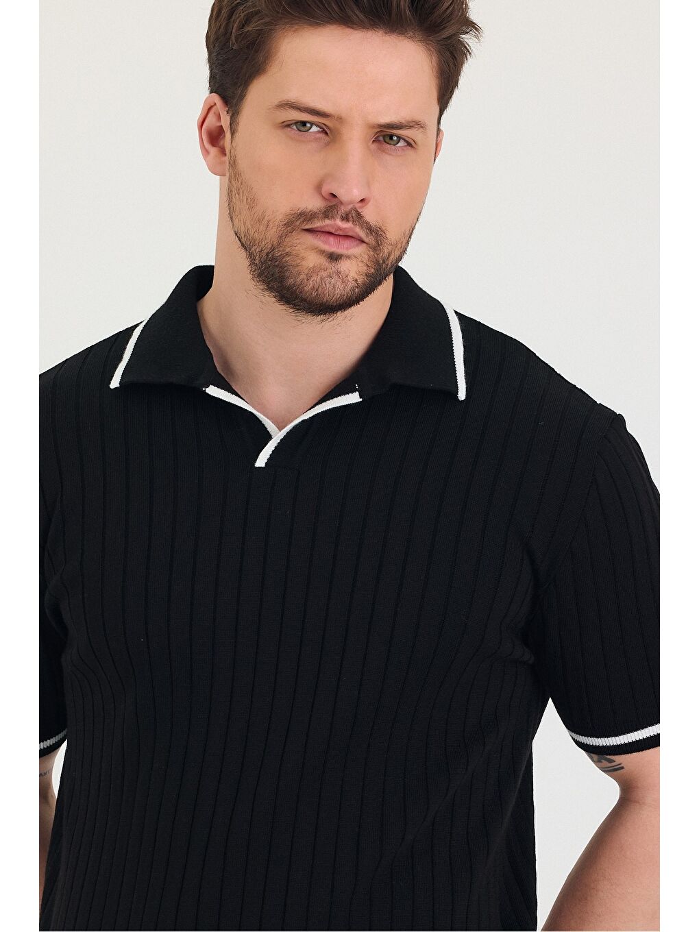 Siyah Erkek Yaka Kol Etek Çizgi Detaylı Triko T-shirt-5