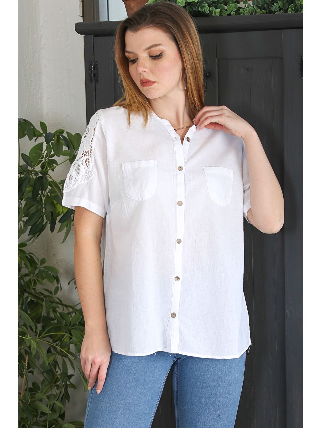 Beyaz Patlı Yaka Dantelli Kol Düğmeli Çift Cepli Yırtmaçlı Yıkamalı Casual Dokuma Bluz-1
